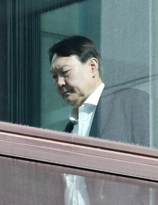 윤석열 검찰총장이 생각에 잠긴 채 서울 서초구 대검찰청에서 구내식당으로 이동하고 있다.